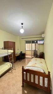 1 dormitorio con cama y escritorio. en Budget Beach Apartment 35% Discount, en Durrës