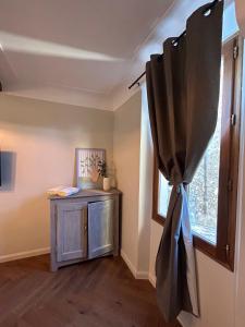 una camera con finestra e tavolo in legno di Maison Louisa a Saint-Paul-de-Vence