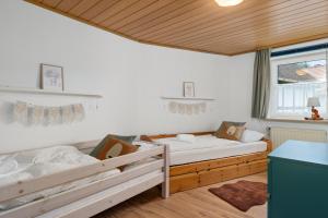 Giường trong phòng chung tại Ferienhaus Zur Alten Burg/Familientreffen/Edersee