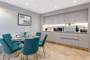 a kitchen and dining room with a table and chairs at SERCASA - Abbey Road - St John’s Wood in London