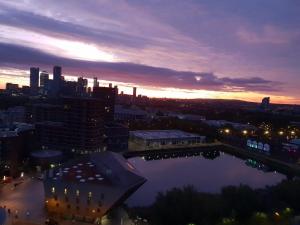 Blick auf die Skyline der Stadt bei Sonnenuntergang in der Unterkunft Central Room with Stunning Views in London