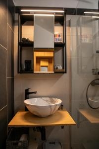 a bathroom with a bowl sink and a shower at Pelsonius Vendégház in Cserszegtomaj