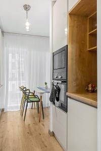 Nhà bếp/bếp nhỏ tại Living in Color - Chic Apartment with Balcony at Belvedere Residences