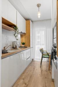 Nhà bếp/bếp nhỏ tại Living in Color - Chic Apartment with Balcony at Belvedere Residences +38 ảnh