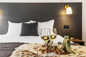 Giường trong phòng chung tại Living in Color - Chic Apartment with Balcony at Belvedere Residences