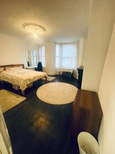 a bedroom with a bed and a table in it at Mia Property - Two Mile Hill in Bristol