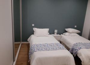 2 letti in una camera con pareti blu di spacious 2 bedroom holiday home torre villas d a Machico