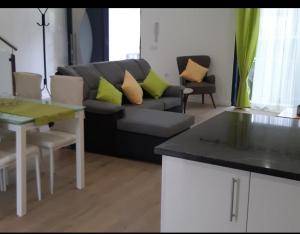 un soggiorno con divano e tavolo di spacious 2 bedroom holiday home torre villas d a Machico