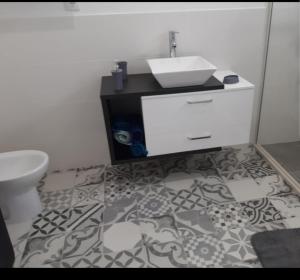 bagno con lavandino e servizi igienici di spacious 2 bedroom holiday home torre villas d a Machico
