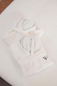ein weißer Schal auf einem weißen Tisch in der Unterkunft Hotel Palacio de Hemingway in Ronda