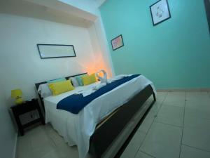 een slaapkamer met een groot bed in een kamer bij Aparthotel Genova in Santo Domingo