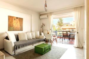 アテネにあるBoutique52 Luxury Apartmentsのリビングルーム(ソファ、テーブル付)