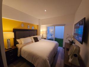 1 dormitorio con 1 cama grande y TV en Torre Pamplona 102-Nuevo y Céntrico-Apartamento en Guatemala