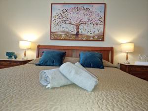 - une chambre avec un lit avec deux oreillers et un arbre dans l'établissement Lorenzo Guest Suite - Cantieri culturali- Garage privato al coperto gratuito, à Palerme