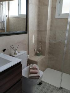 een badkamer met een douche, een toilet en een wastafel bij LA PONDEROSA BEACH in Sanlúcar de Barrameda
