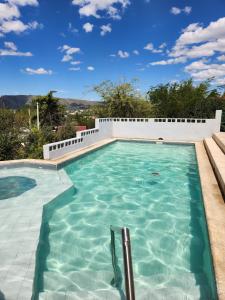 einen Pool mit türkisfarbenem Wasser in der Unterkunft Complejo Mayu Inti Wayra - Mayu Sumaj in Villa Icho Cruz