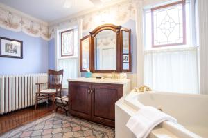 Een badkamer bij The Oaks Victorian Inn