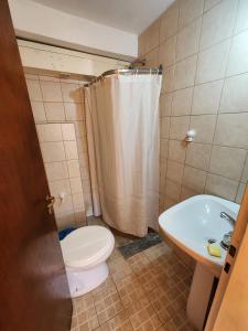 un baño con inodoro y lavabo en Complejo Mayu Inti Wayra - Mayu Sumaj, en Villa Icho Cruz