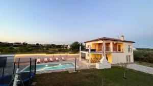 Bazén v ubytovaní Villa Leandra alebo v jeho blízkosti
