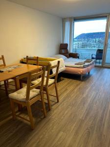 Habitación con cama, mesa y sillas. en Reichenbach Apartment en Bad Reichenhall