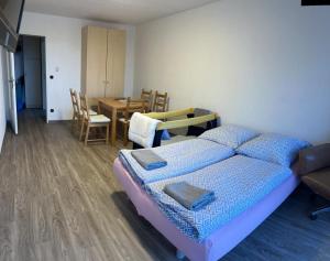 1 dormitorio con 1 cama, mesa y sillas en Reichenbach Apartment en Bad Reichenhall