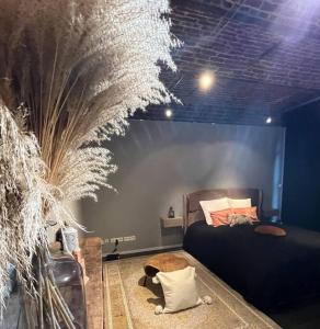 a bedroom with a bed in a room with a feather ceiling at L’algéroise Home & Spa in Ronchin