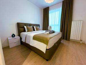 - une chambre avec un grand lit et une grande fenêtre dans l'établissement Luxury Riverside Retreat - Belgrade Waterfront, à Belgrade