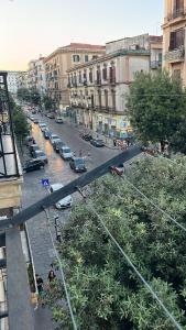 vista su una strada della città con auto parcheggiate di B&B Corso Garibaldi 165 a Napoli