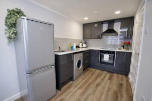 O bucătărie sau chicinetă la Dane Duplex Studio 3 – Coventry