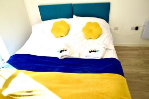 Säng eller sängar i ett rum på Excellent location Ocean village