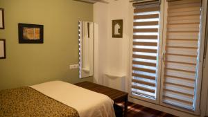 Añorga-LugarizにあるSpacious cozy apartment with easy and free parkingのベッドルーム1室(ベッド1台、窓、シャッター付)