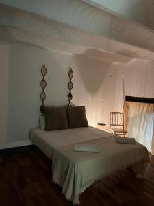 Un pat sau paturi într-o cameră la Urban Center Matahacas Sevilla