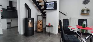 sala de estar con mesa y chimenea en Słoneczne Domki, en Krościenko nad Dunajcem