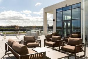 un patio con sillas y mesas en un edificio en AC Hotel by Marriott Belfast en Belfast