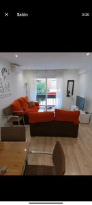 Apartamento centro de Córdoba في قرطبة: غرفة معيشة مع أريكة وطاولة