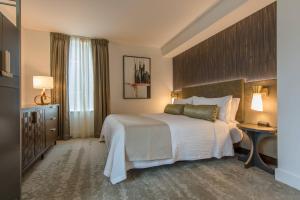 ein Hotelzimmer mit einem großen Bett und einem Fenster in der Unterkunft Marriott Vacation Club®, New York City  in New York + 35 Fotos