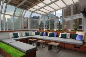 Salón acristalado con sofá en una habitación con ventanas en Marriott Vacation Club®, New York City , en Nueva York