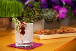 una bebida con cerezas en una mesa con una pizza en Marriott Vacation Club®, New York City , en Nueva York