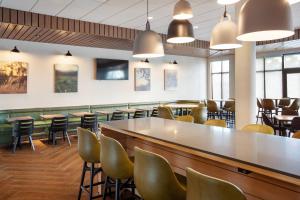 uma sala de jantar com um bar e cadeiras em Fairfield Inn & Suites by Marriott Wellington-West Palm Beach em Wellington