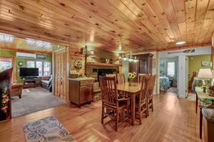 comedor y sala de estar con mesa y sillas en Lakeview Retreat, en Lakeville