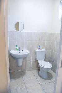 een badkamer met een toilet en een wastafel bij 303 Formosa in Kaapstad