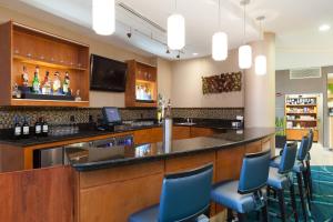un bar en un restaurante con sillas azules en SpringHill Suites Charlotte Lake Norman/Mooresville en Mooresville