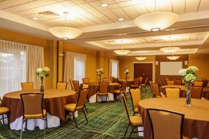 - une salle de conférence avec des tables et des chaises dans l'établissement SpringHill Suites Charlotte Lake Norman/Mooresville, à Mooresville