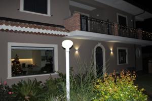 une maison avec un pôle lumineux devant elle dans l'établissement Bedda Mia Etna House B&B, à Trecastagni