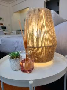 ブエノスアイレスにあるRent Ibera Nuñezの花瓶入りのテーブル +18枚の写真