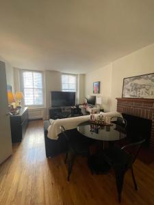 Χώρος καθιστικού στο Cozy place in midtown NYC +22 φωτογραφίες