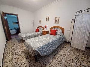 Katil atau katil-katil dalam bilik di Casa Manuela. Algodonales (Cádiz)