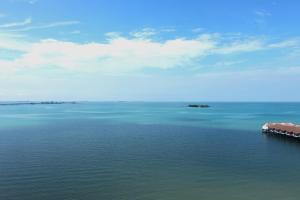 uma vista para uma grande massa de água em BestView Maisons Private Beach Suites Port Dickson em Porto Dickson