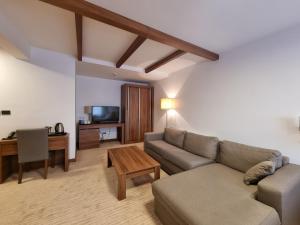 a living room with a couch and a table at Apartman Queen Vučko in Jahorina