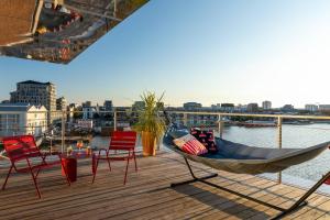 amaca su una terrazza con vista sull'acqua di Moxy Bordeaux a Bordeaux